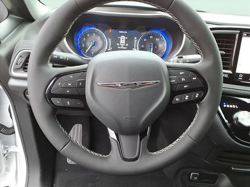 New 2026 Chrysler Pacifica Select AWD/4WD image 19