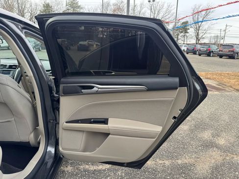 Used 2017 Ford Fusion SE FWD image 19