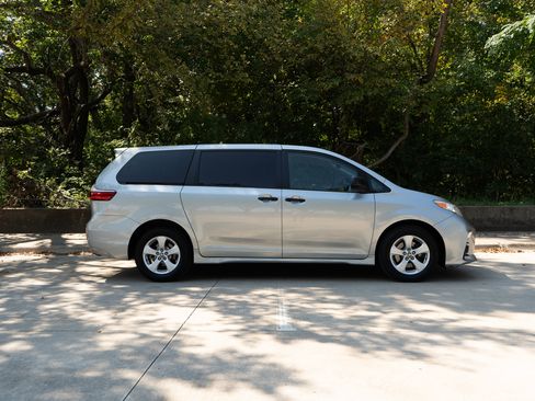 Used 2020 Toyota Sienna L image 10