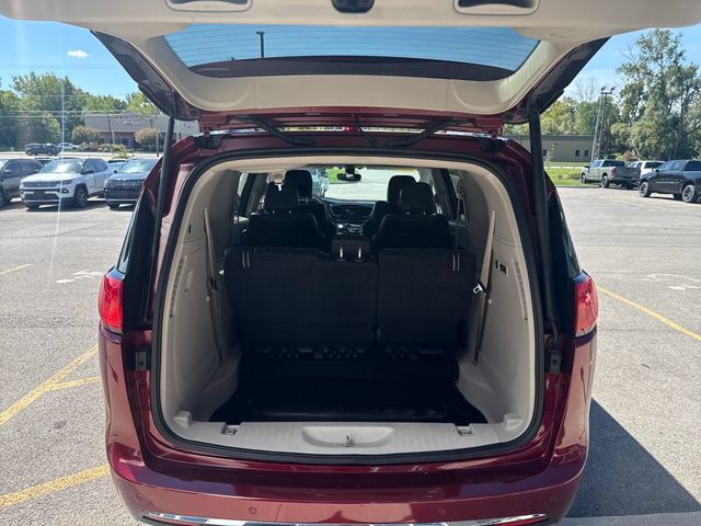Used 2018 Chrysler Pacifica Limited FWD image 19