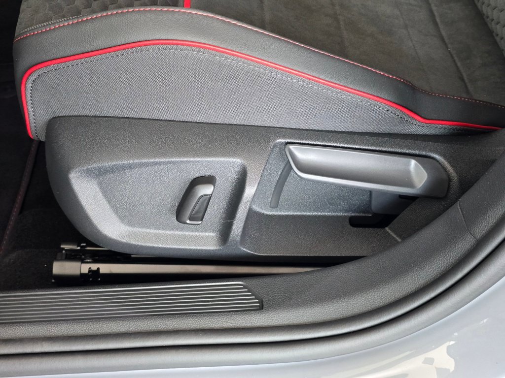 New 2026 Volkswagen GTI SE FWD image 18