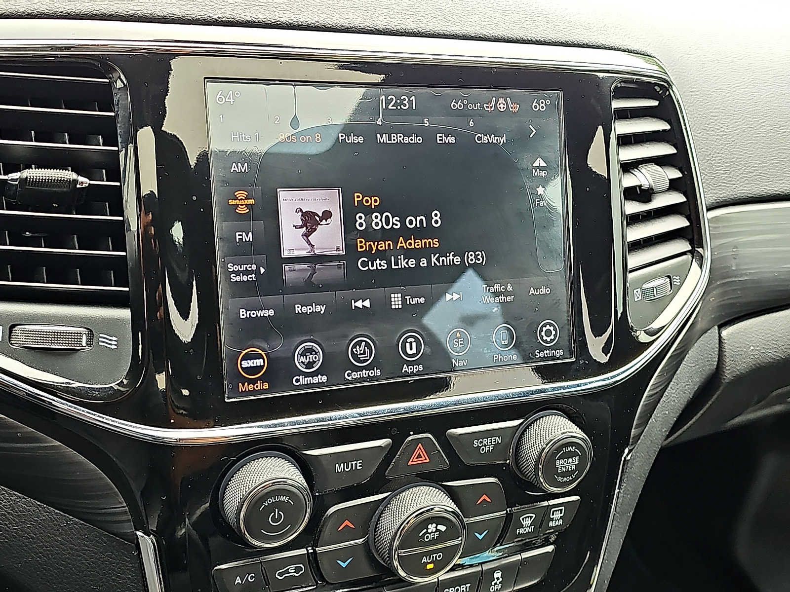 Used 2020 Jeep Grand Cherokee Altitude AWD/4WD image 19