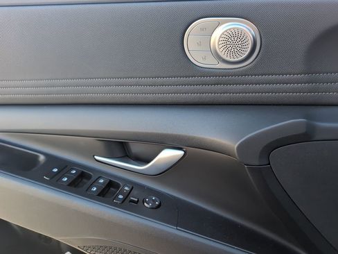 Used 2025 Hyundai Elantra Limited image 26