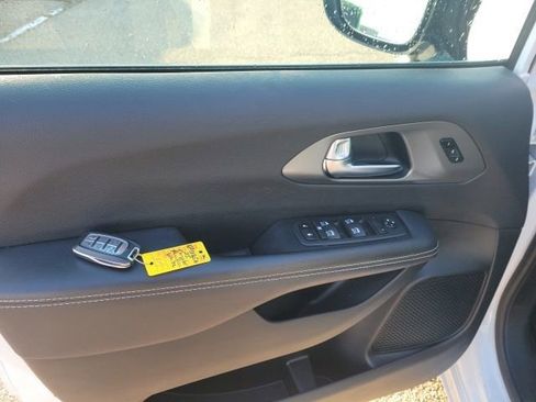 Used 2025 Chrysler Pacifica Select image 13