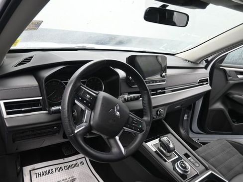 Used 2023 Mitsubishi Outlander SE AWD/4WD image 16