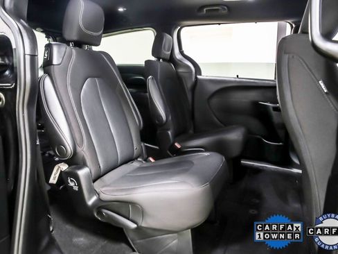 Used 2022 Chrysler Pacifica Touring image 32