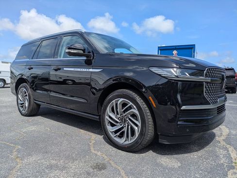 New 2026 Lincoln Navigator Reserve AWD/4WD image 2