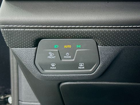 Used 2025 Volkswagen Atlas SE image 16