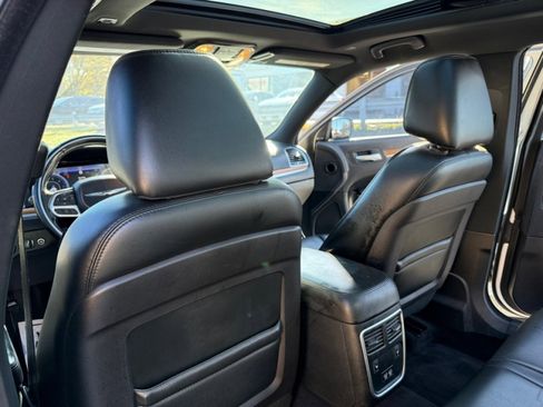 Used 2017 Chrysler 300 C Platinum image 18