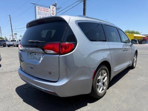 Used 2017 Chrysler Pacifica Limited w/ UConnect Theater Package FWD image 3