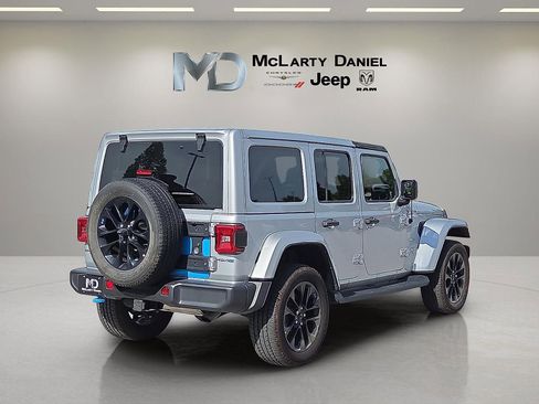Used 2022 Jeep Wrangler Unlimited Sahara w/ Cold Weather Group AWD/4WD image 5