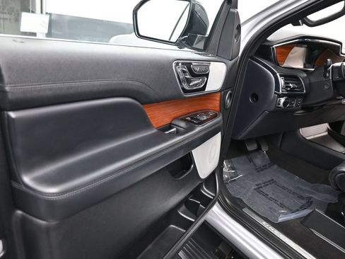 Used 2019 Lincoln Navigator Reserve AWD/4WD image 16