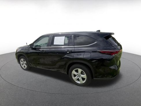 Used 2025 Toyota Highlander LE FWD image 10