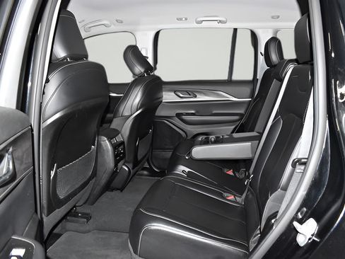 Used 2023 Jeep Grand Cherokee Limited AWD/4WD image 16