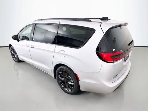 New 2026 Chrysler Pacifica Limited FWD image 5