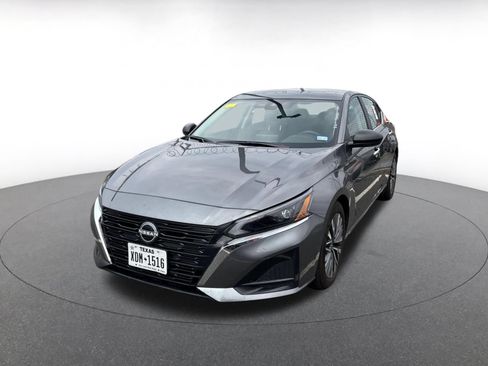 Used 2025 Nissan Altima 2.5 SV FWD image 7