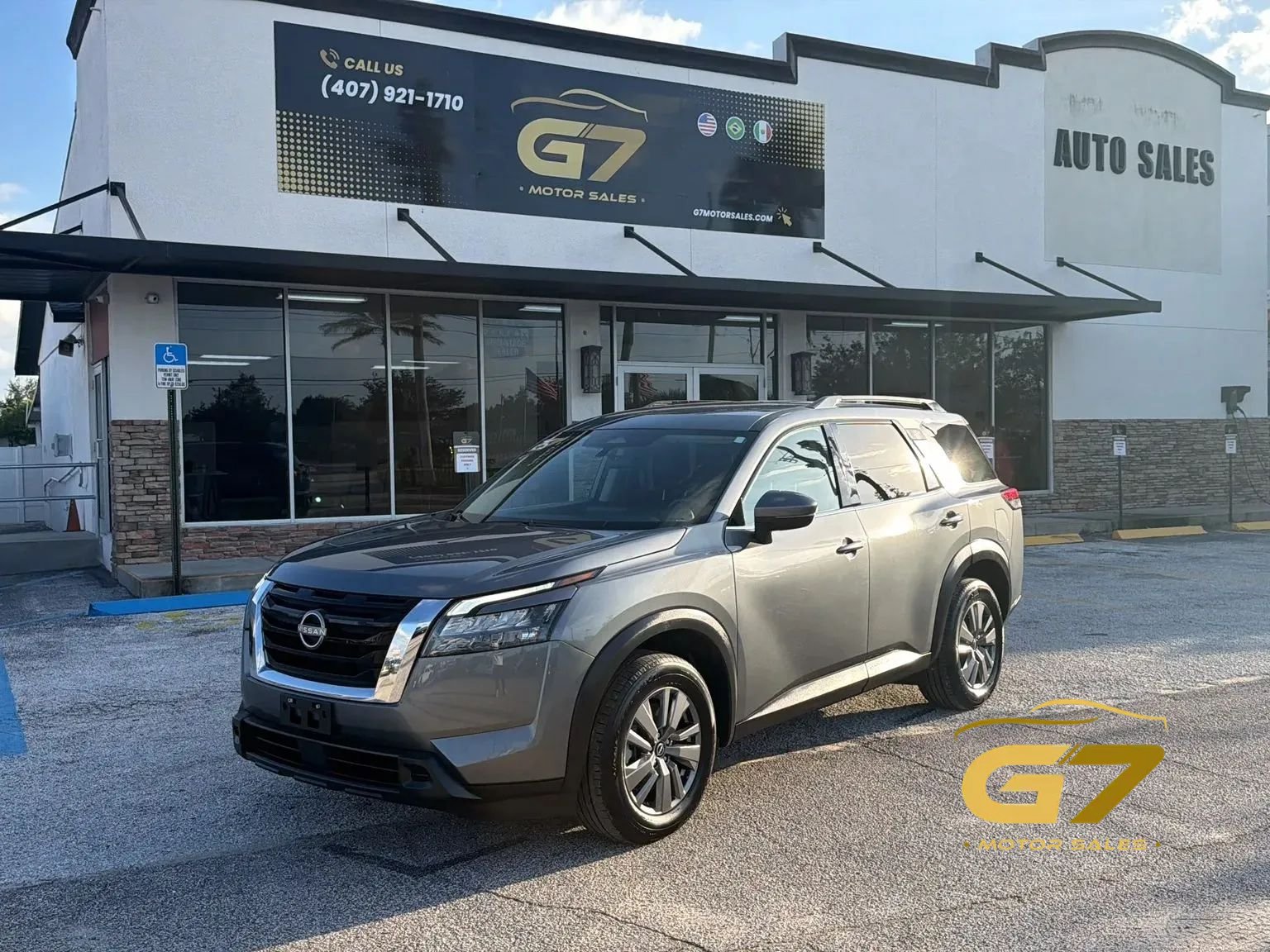 Used 2025 Nissan Pathfinder SV AWD/4WD image 1