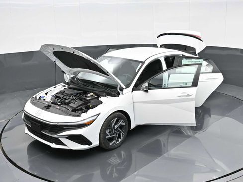 Used 2025 Hyundai Elantra Sport image 36