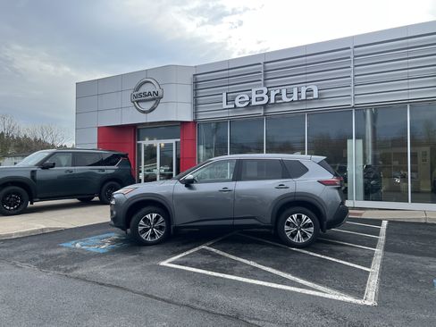 Used 2023 Nissan Rogue SV AWD/4WD image 2
