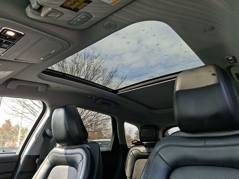 Used 2022 Lincoln Corsair AWD w/ Premium Package image 16