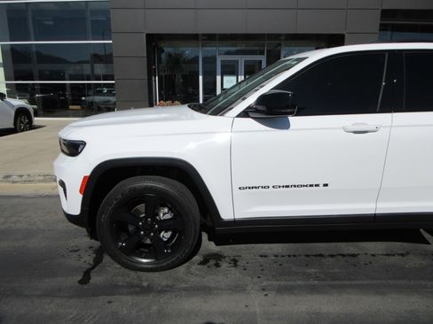 Used 2023 Jeep Grand Cherokee Altitude AWD/4WD image 2
