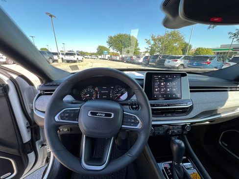 Used 2025 Jeep Compass Latitude w/ Sun & Sound Group AWD/4WD image 35