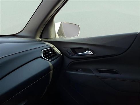 Used 2022 Chevrolet Equinox RS w/ Infotainment Package image 19