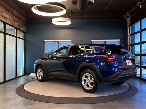 Used 2024 Chevrolet Trax LS w/ LS Convenience Package image 5