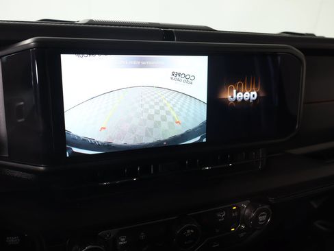 Used 2025 Jeep Wrangler Rubicon w/ Convenience Group AWD/4WD image 6