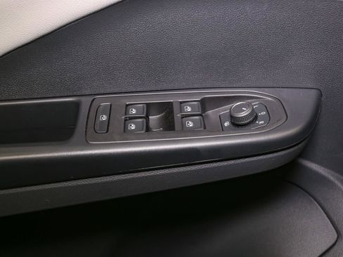 Used 2025 Volkswagen Taos SEL image 40