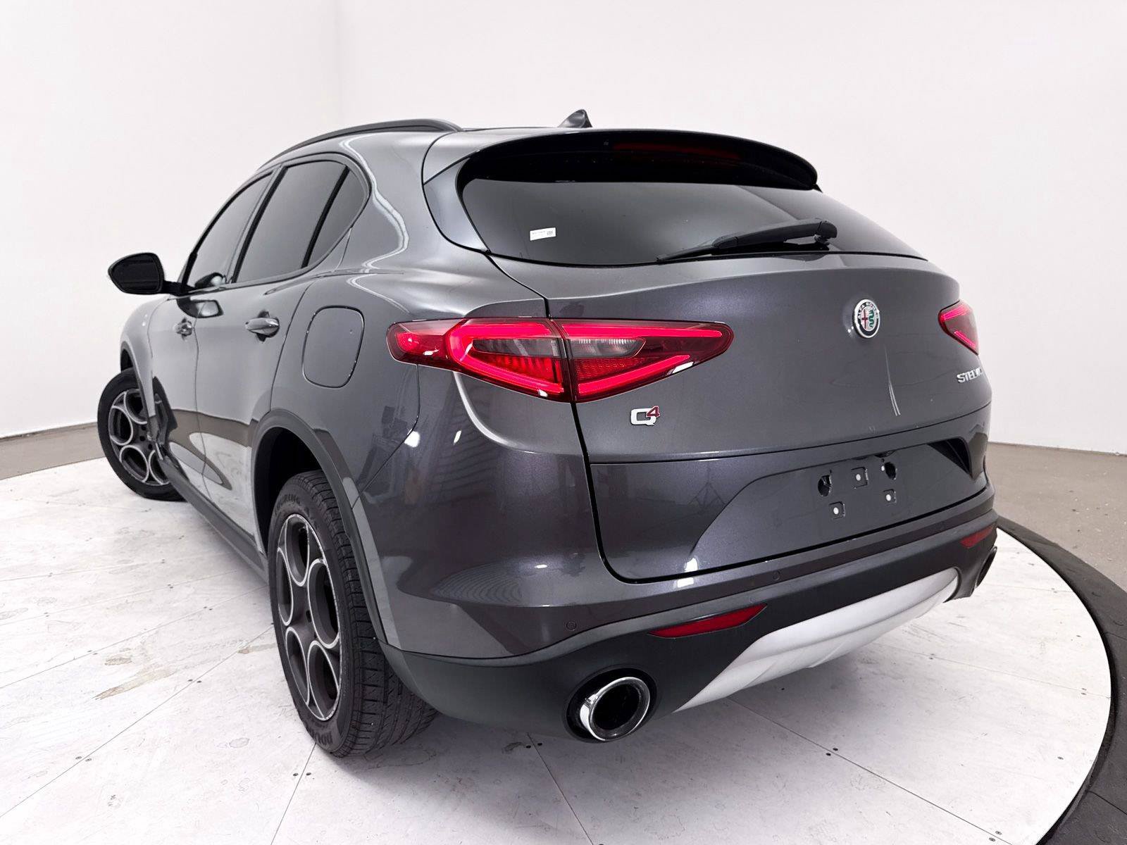 Used 2018 Alfa Romeo Stelvio Sport w/ Quick Order Package 22J Sport AWD/4WD image 7