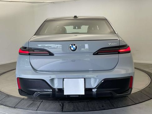 Used 2023 BMW 740i w/ Parking Assistance Package RWD image 4