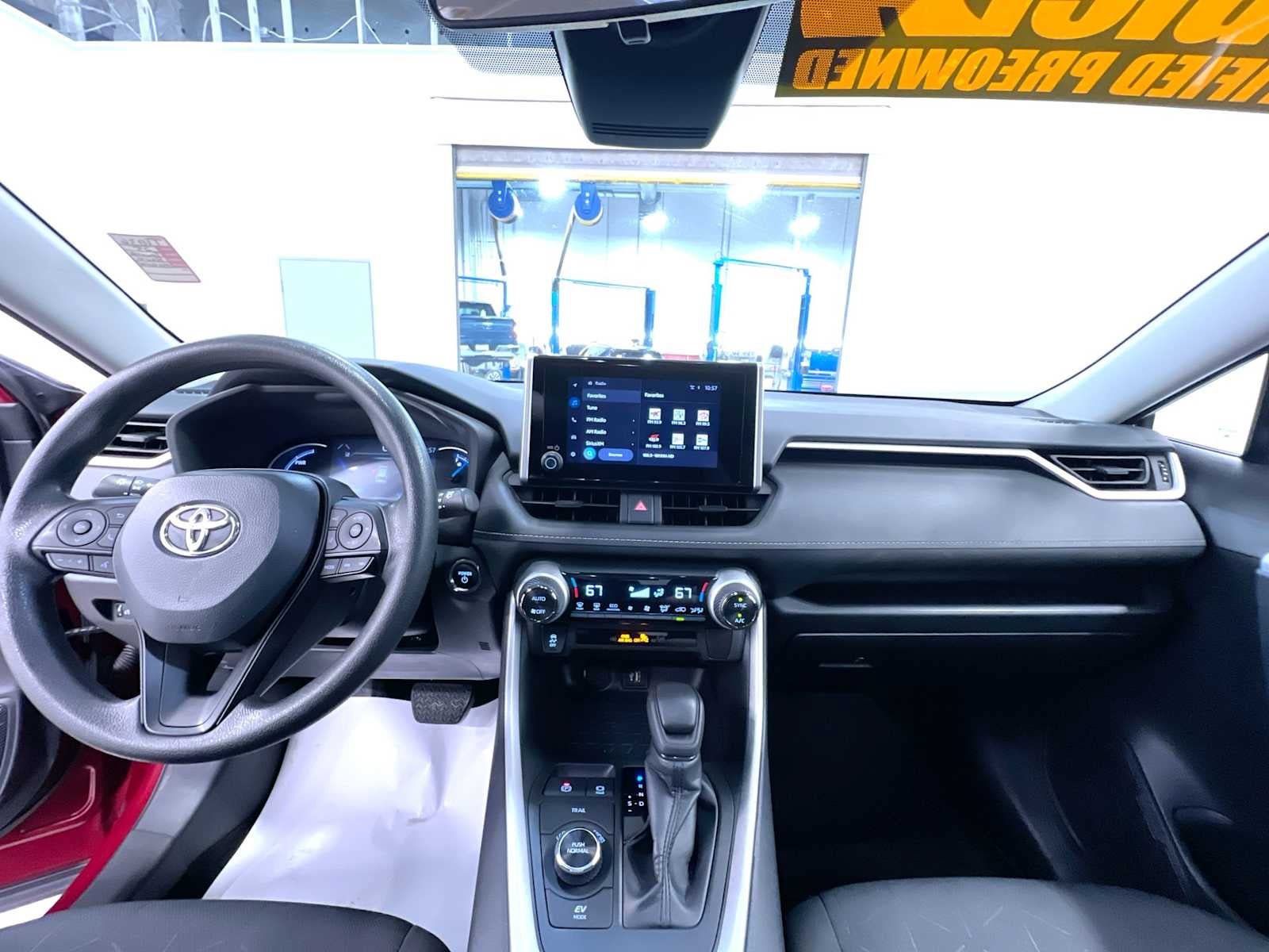Used 2025 Toyota RAV4 XLE AWD/4WD image 23