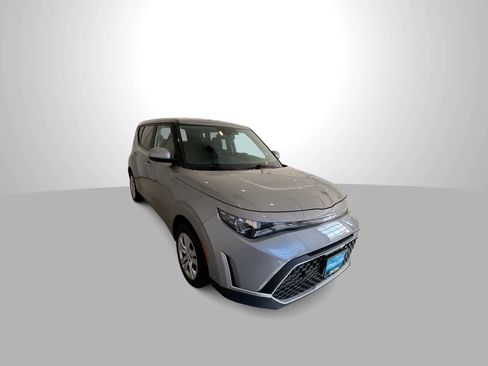 Used 2023 Kia Soul LX FWD image 2