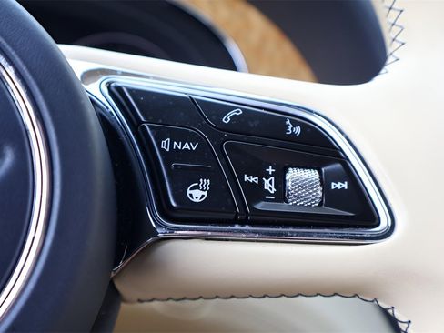 Certified 2021 Bentley Bentayga image 25