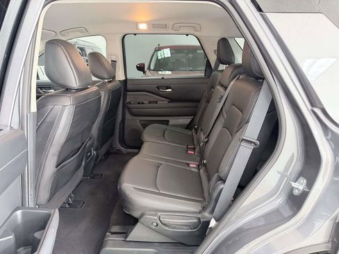 Used 2025 Nissan Pathfinder SL AWD/4WD image 14