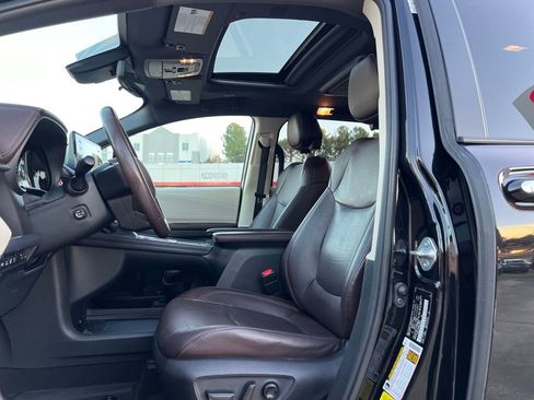 Used 2022 Toyota Sienna Platinum image 10