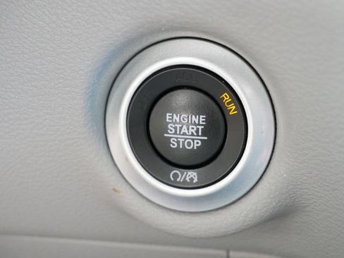 Used 2023 Chrysler Pacifica Touring-L FWD image 21