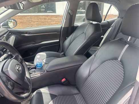 Used 2021 Toyota Camry SE FWD image 3
