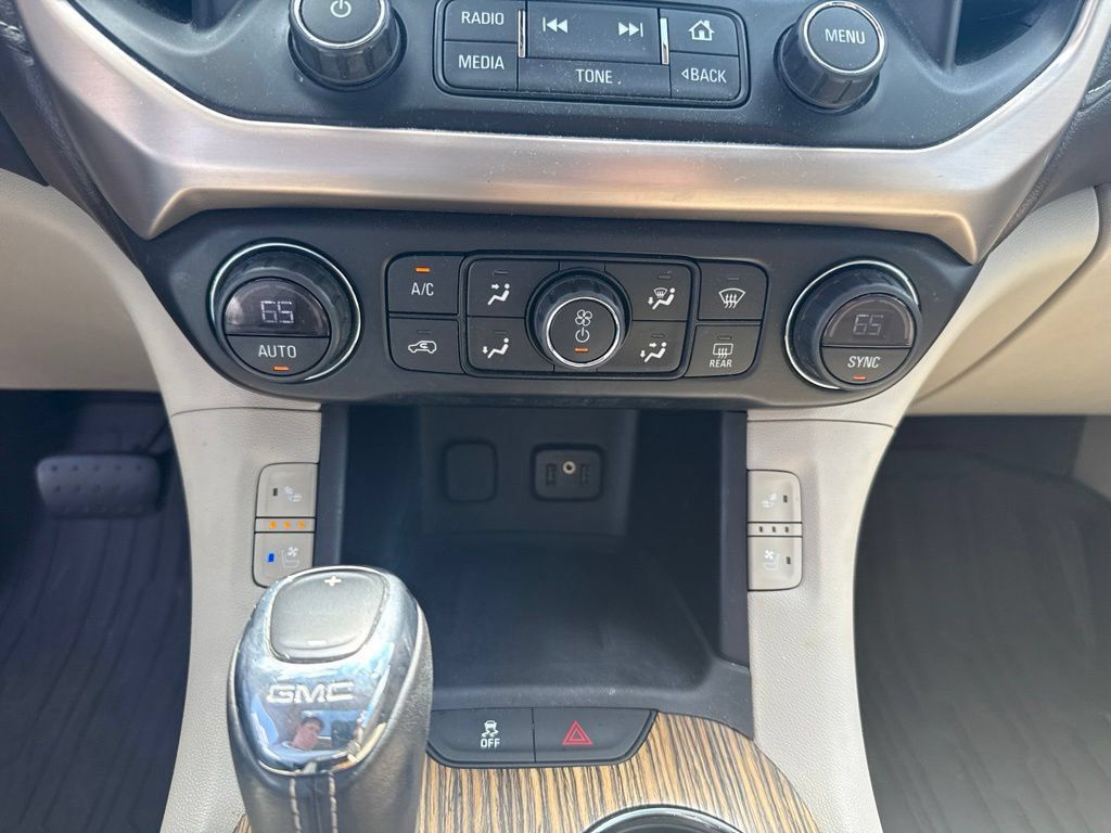 Used 2019 GMC Acadia Denali w/ Technology Package FWD image 9