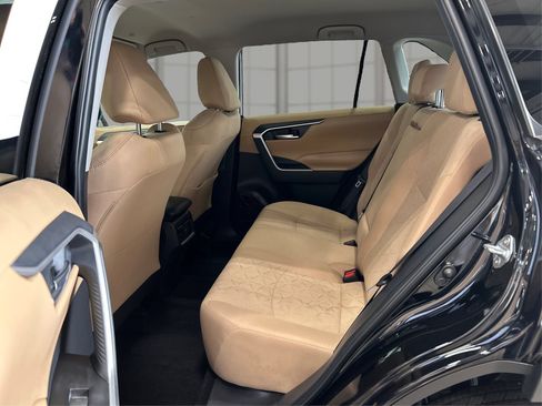 Used 2025 Toyota RAV4 XLE FWD image 10
