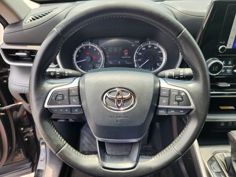 Used 2023 Toyota Highlander XLE AWD/4WD image 9