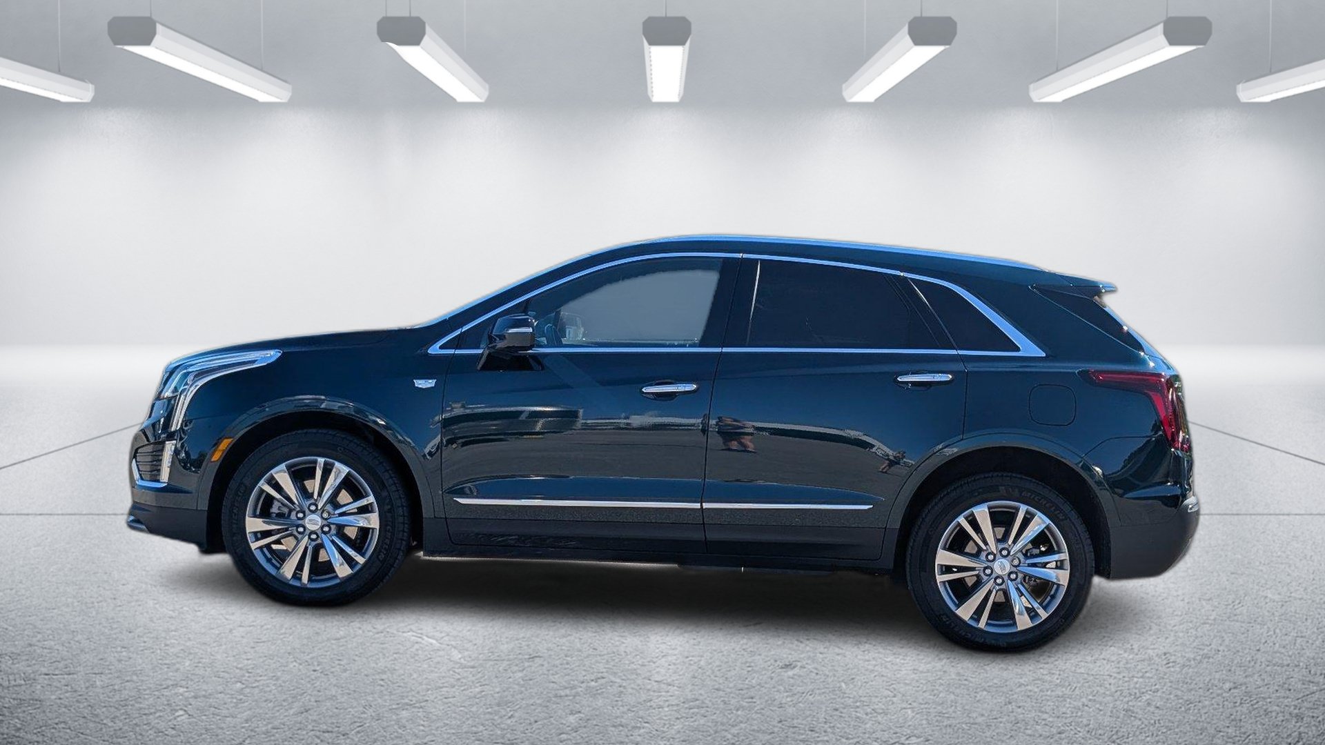 Certified 2024 Cadillac XT5 Premium Luxury FWD image 3