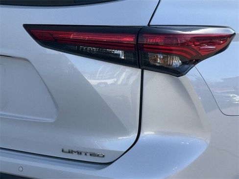 Used 2023 Toyota Highlander Limited image 7