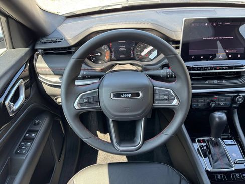 Used 2025 Jeep Compass Trailhawk AWD/4WD image 29