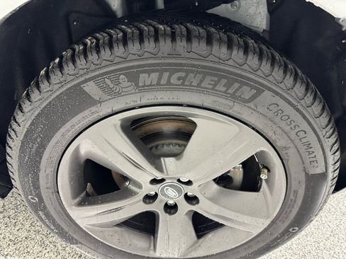 Used 2022 Land Rover Range Rover Velar R-Dynamic S image 6