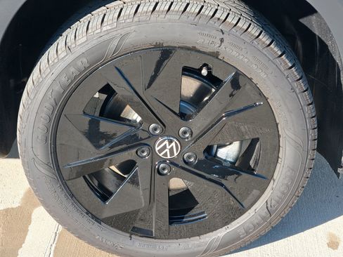 New 2026 Volkswagen Taos SE image 7