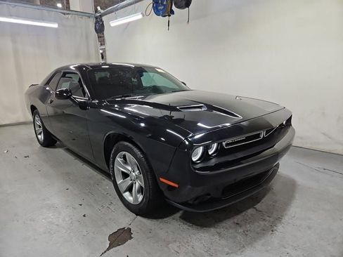 Used 2019 Dodge Challenger SXT image 5