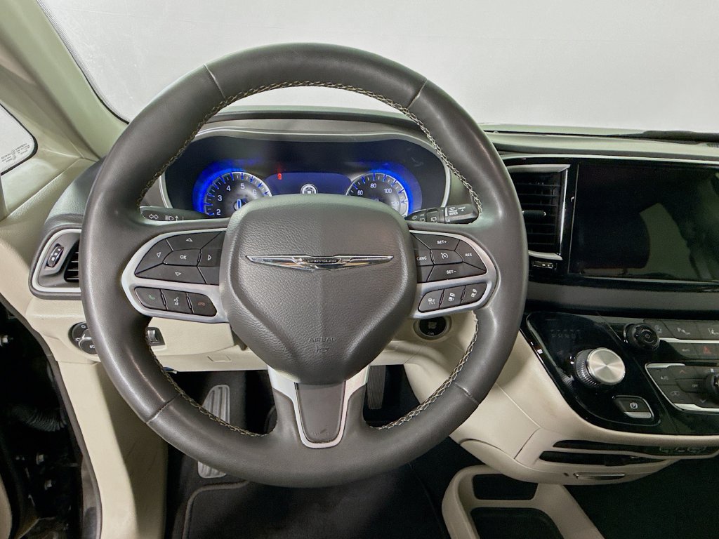 Used 2022 Chrysler Pacifica Touring-L FWD image 11