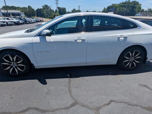 Used 2017 Chevrolet Malibu LT w/ Leather Package FWD image 4